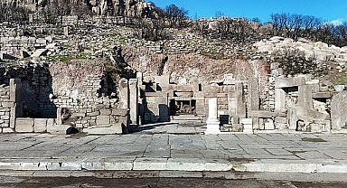 Assos kazılarında tarihi mozaik ve anıt bulundu