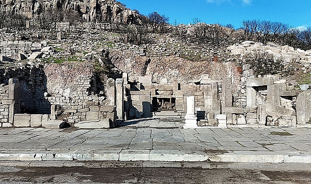 Assos kazılarında tarihi mozaik ve anıt bulundu