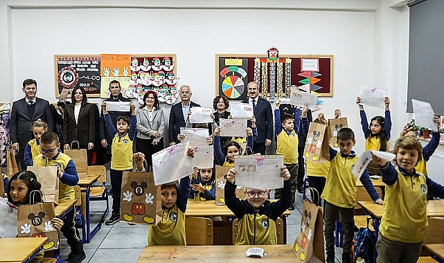 Çanakkale'de Öğrencilerin karne sevinci