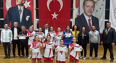 Gökçeada Ortaokulu Balıkesir'de Grup Birincisi