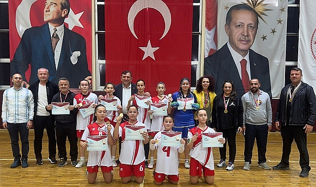 Gökçeada Ortaokulu Balıkesir'de Grup Birincisi