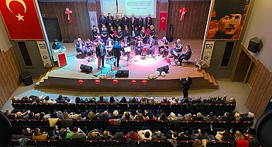 Kepez’de Sevgililer Günü nedeniyle konser düzenlendi.