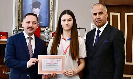 Biga İlçesi'nin Altın Yumruk Kızı Rabia Cesur