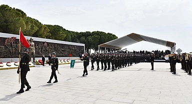 Çanakkale Kara Savaşlarının 110. yıl dönümünde Şehitler Abidesi'nde tören düzenlendi.
