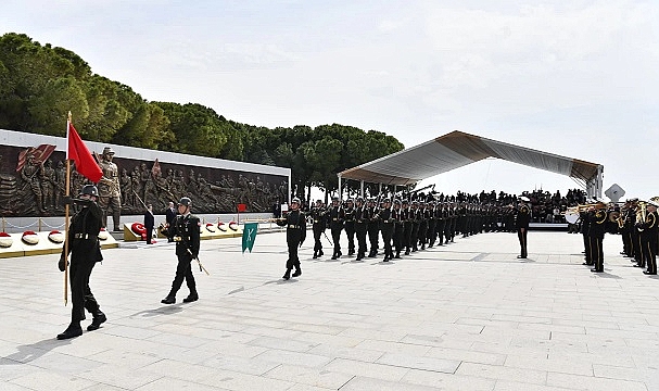Çanakkale Kara Savaşlarının 110. yıl dönümünde Şehitler Abidesi'nde tören düzenlendi.
