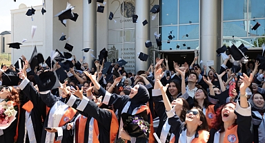 Çanakkale Sosyal Bilimler MYO’da Coşku Dolu Mezuniyet