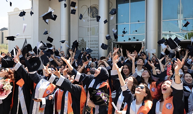 Çanakkale Sosyal Bilimler MYO’da Coşku Dolu Mezuniyet