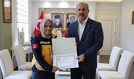 Acil Tıp Teknisyeni (ATT) Emine Çakır, Doğru Müdahale İle 21 Günlük  Bebeğin Hayatını Kurtarması Nedeniyle Ödüllendirildi.