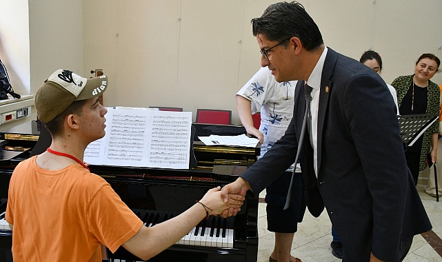 Rektör Erenoğlu  Otizm ve Müzik Yaz Okulu Etkinliğinde  Konferans verdi