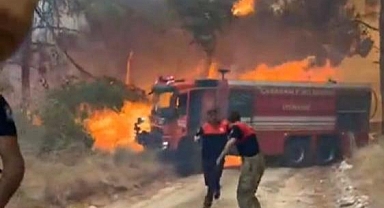 Çanakkale'deki Yangında, İtfaiye Ekibi Alevlerin Arasında Kaldı