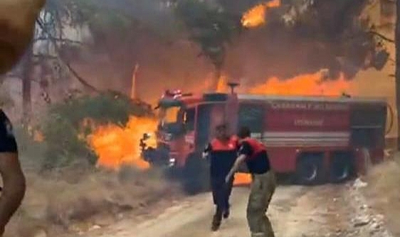 Çanakkale'deki Yangında, İtfaiye Ekibi Alevlerin Arasında Kaldı