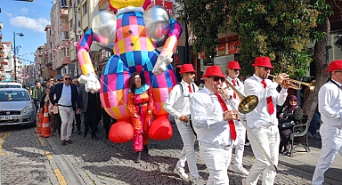 ÇANAKKALE ÇARŞI ALIŞVERİŞ GÜNLERİ COŞKULU KORTEJ YÜRÜYÜŞÜYLE BAŞLADI