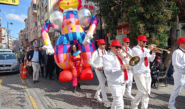ÇANAKKALE ÇARŞI ALIŞVERİŞ GÜNLERİ COŞKULU KORTEJ YÜRÜYÜŞÜYLE  BAŞLADI
