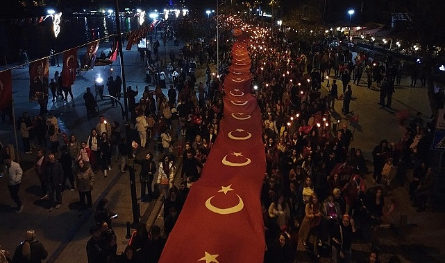Çanakkale’de Fener Alayı Coşkusu Cumhuriyet Bayramı’nı Taçlandırdı