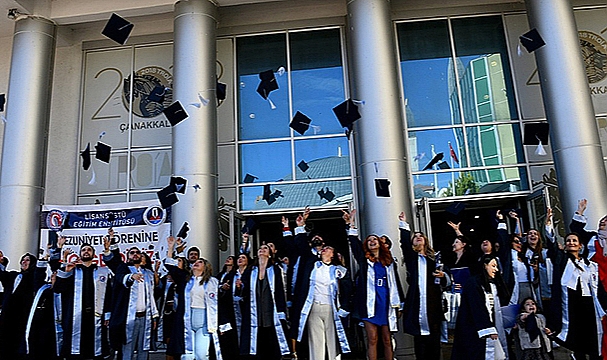 ÇOMÜ Lisansüstü Mezunları Törenle Kep Attı