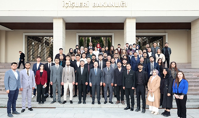 İçişleri Bakan Yardımcısı Bülent Turan, gençlerle buluştu.