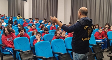 Çanakkale Gazi Ortaokulun' da Akran Zorbalığı ve Siber Tehlikelere Karşı Öğrencilere Eğitim