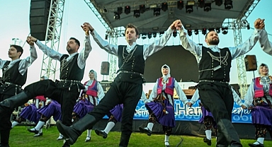 Karadeniz Lezzeti Çanakkale’de, 2 Ton Ekmek Arası Hamsi Dağıtıldı