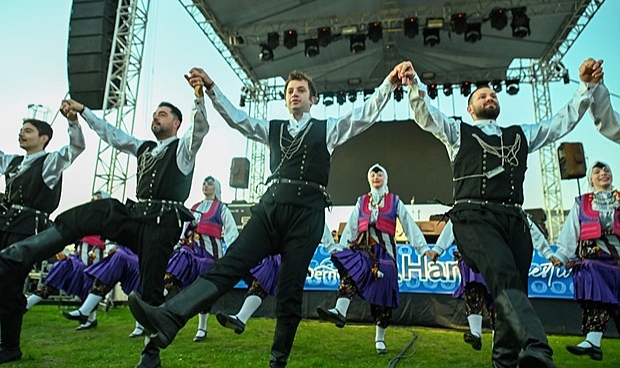 Karadeniz Lezzeti Çanakkale’de, 2 Ton Ekmek Arası Hamsi Dağıtıldı