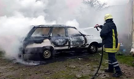 Ayvacık’ta Park Halindeki Otomobil Küle Döndü