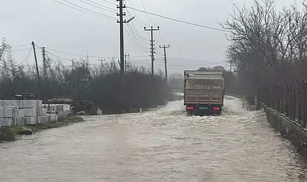Sağanak Ayvacık’ta Hayatı Felç Etti