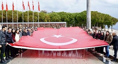 Çanakkale’de Binlerce Öğrenci Şehitler Abidesi’nde Bir Araya Geldi