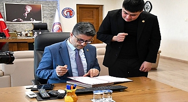 ÇOMÜ'de Engeller Kalktı, Otizmli Toprak Özel Kaleme Oturdu