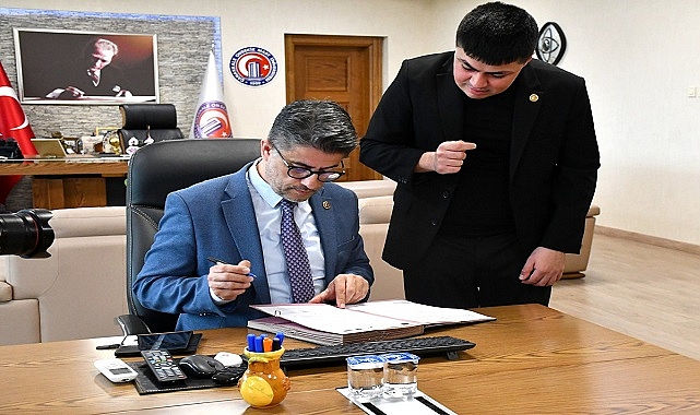 ÇOMÜ'de Engeller Kalktı, Otizmli Toprak Özel Kaleme Oturdu