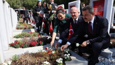 ÇANAKKALE RUHU 111 YILDIR YAŞIYOR: ŞEHİTLER ABİDESİ’NDE DUYGUSAL ANMA TÖRENİ