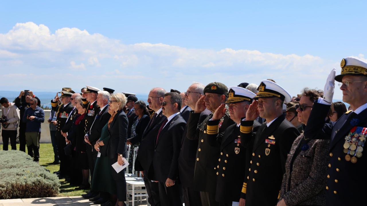 ÇANAKKALE RUHU 111 YILDIR YAŞIYOR: ŞEHİTLER ABİDESİ’NDE DUYGUSAL ANMA TÖRENİ