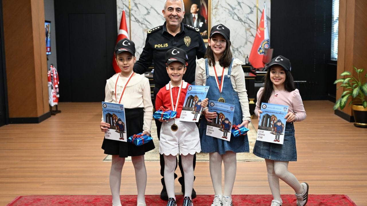 Çanakkale'de Polis Haftası’na Anlamlı Kutlama: Resim Yarışmasının Kazananları Ödüllendirildi