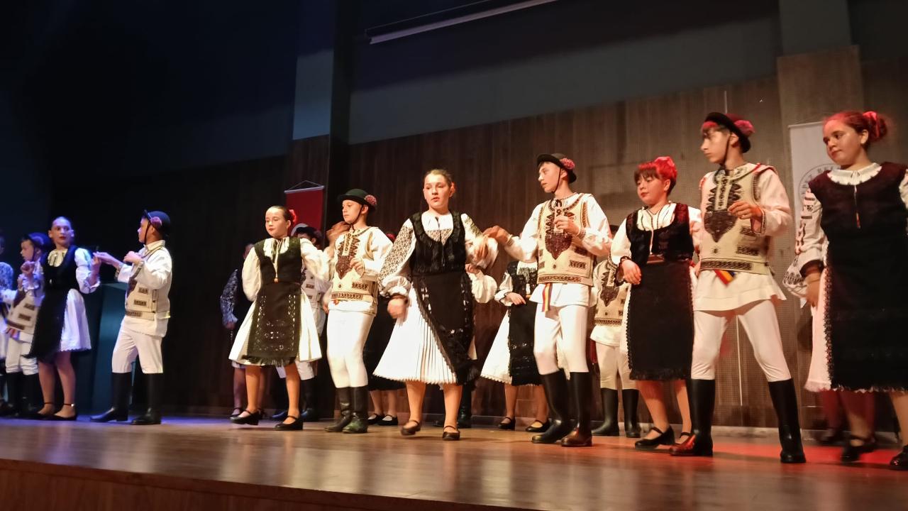 Kepez’de 23 Nisan Coşkusu: Uluslararası Çocuk Dansları Büyüledi